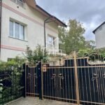 Сучасний будинок біля центру | 230 м² | Тераса, гараж, сад