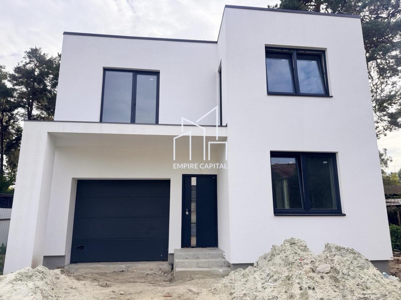 Будинок у центрі Брюховичів