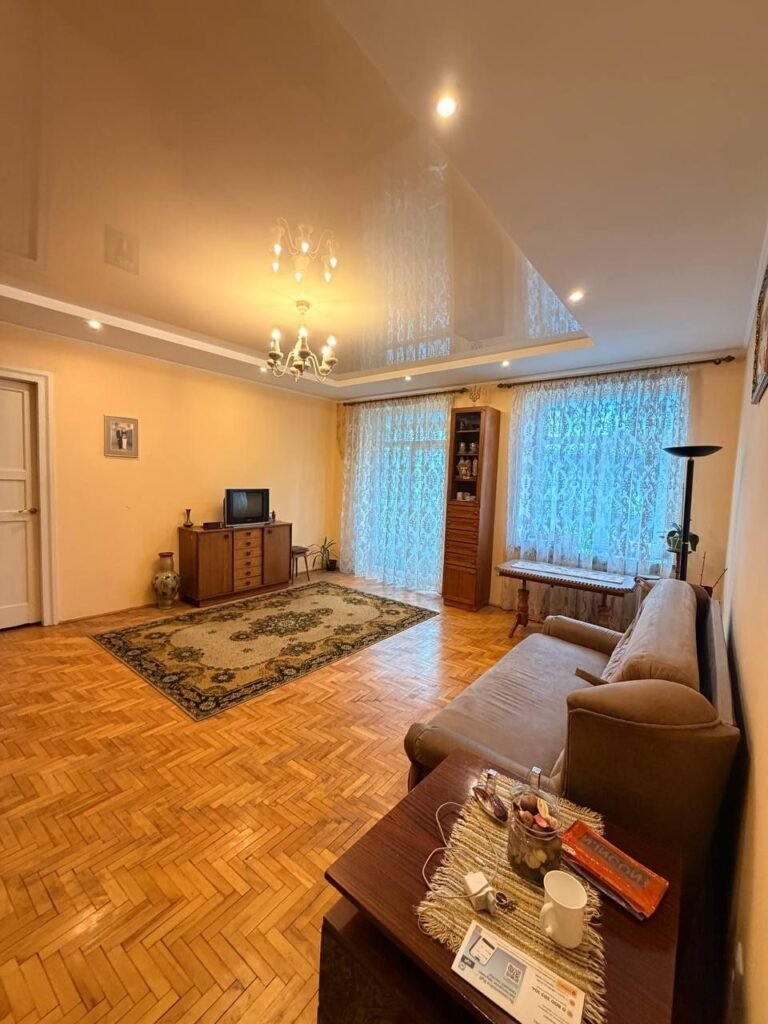 Продаж 2-к квартири по вул. Марка Вовчка, 55м²
