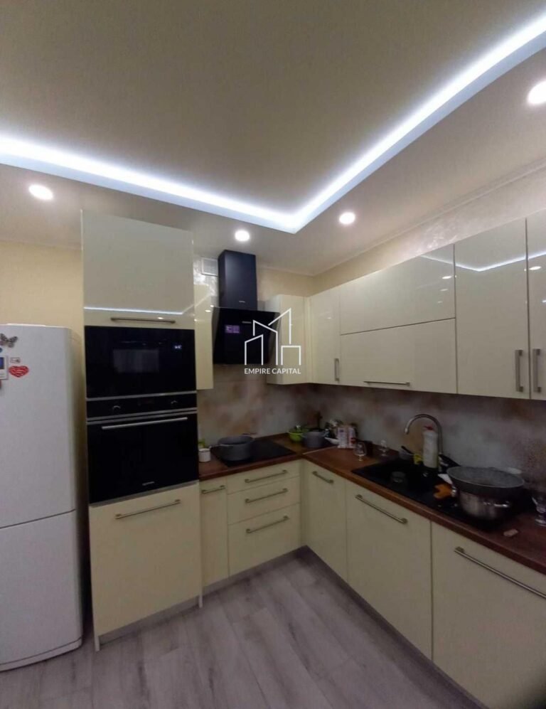 Продаж 3-к квартири по вул. Угорській